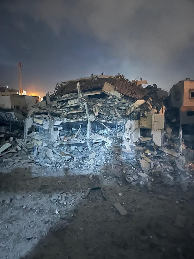 加沙城被炸毁的建筑，毗邻该男子的姻亲家。