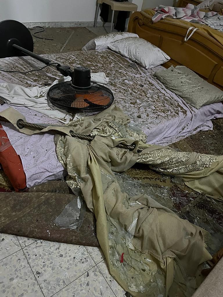 加沙城房屋的内部，尽管附近遭到炮击，这家人目前仍在避难。
