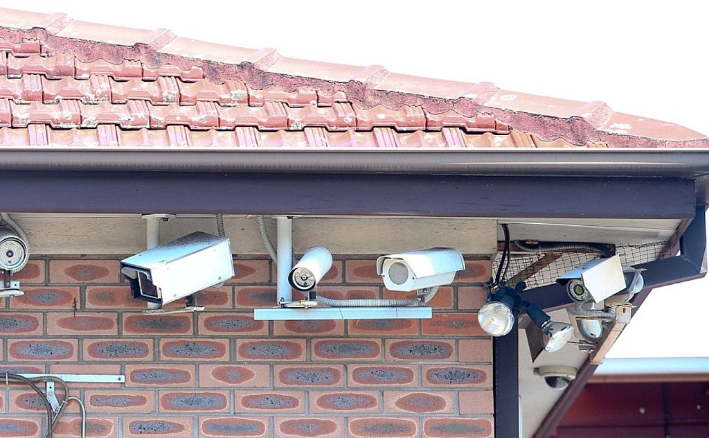 澳华人区惊现“堡垒”！全屋装24个摄像头，18个射灯，屋主：周边全是小偷（组图） - 7