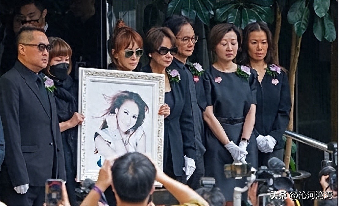 李玟安葬在故乡武汉，其白色雕像揭幕，粉丝含泪呼喊送别（组图） - 3