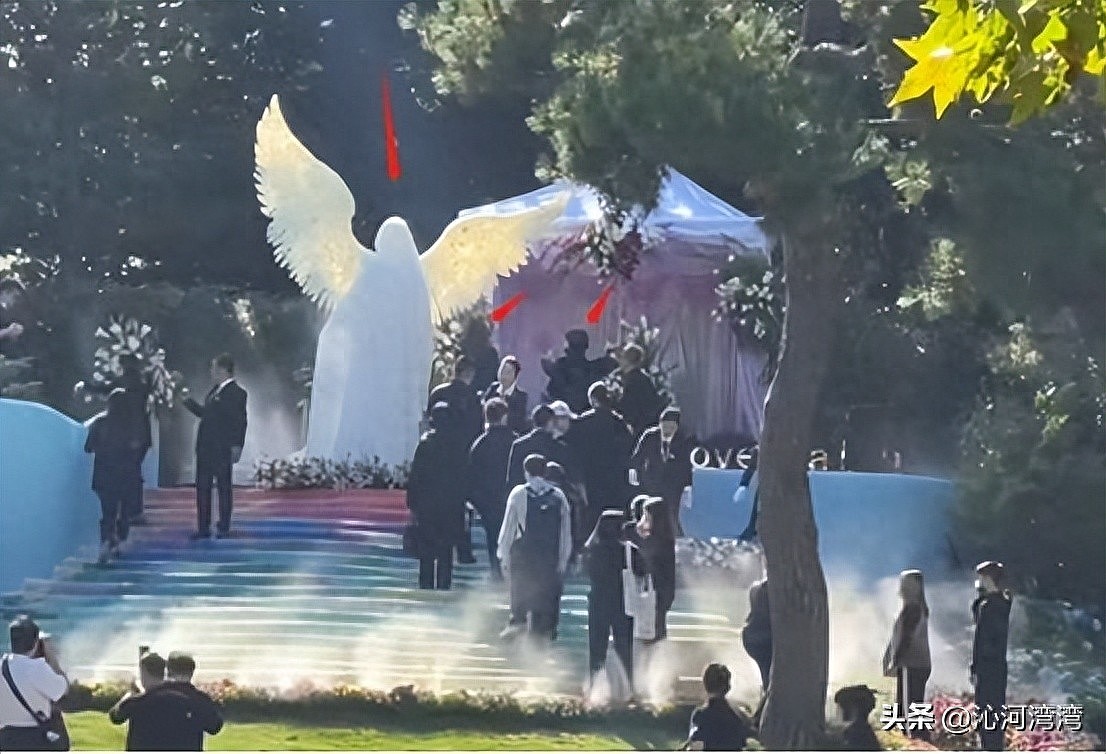 李玟安葬在故乡武汉，其白色雕像揭幕，粉丝含泪呼喊送别（组图） - 4