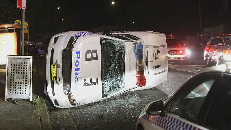 悉尼警车撞上路边奔驰及路虎，2警员受伤送医（组图） - 3