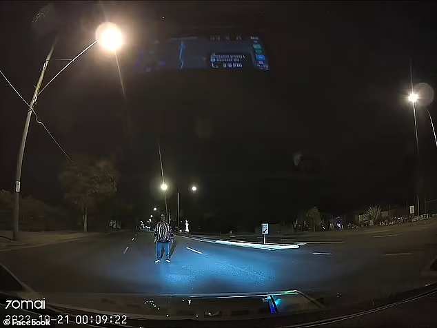 深夜惊魂！澳华人区司机遭“神秘人”挡道，立即掉头驶离！网友：可能想劫车（视频/组图） - 2