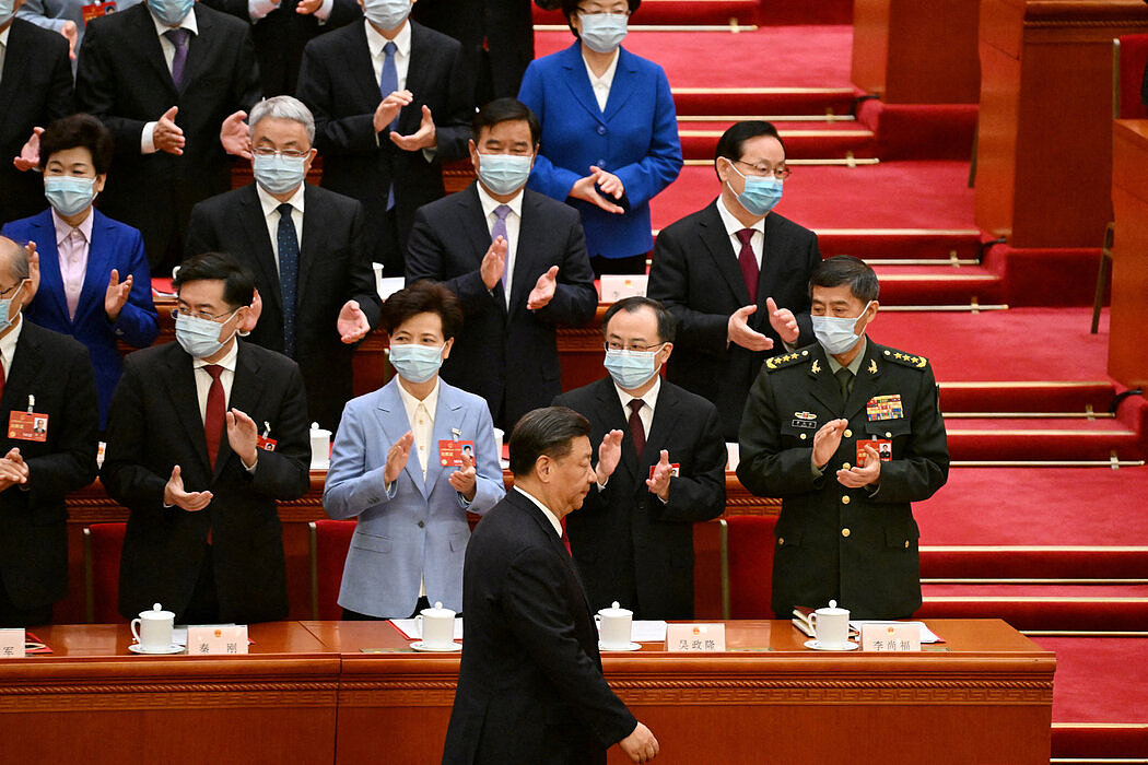 3月，李尚福（一排最右）在全国人民代表大会上为中国领导人习近平鼓掌。