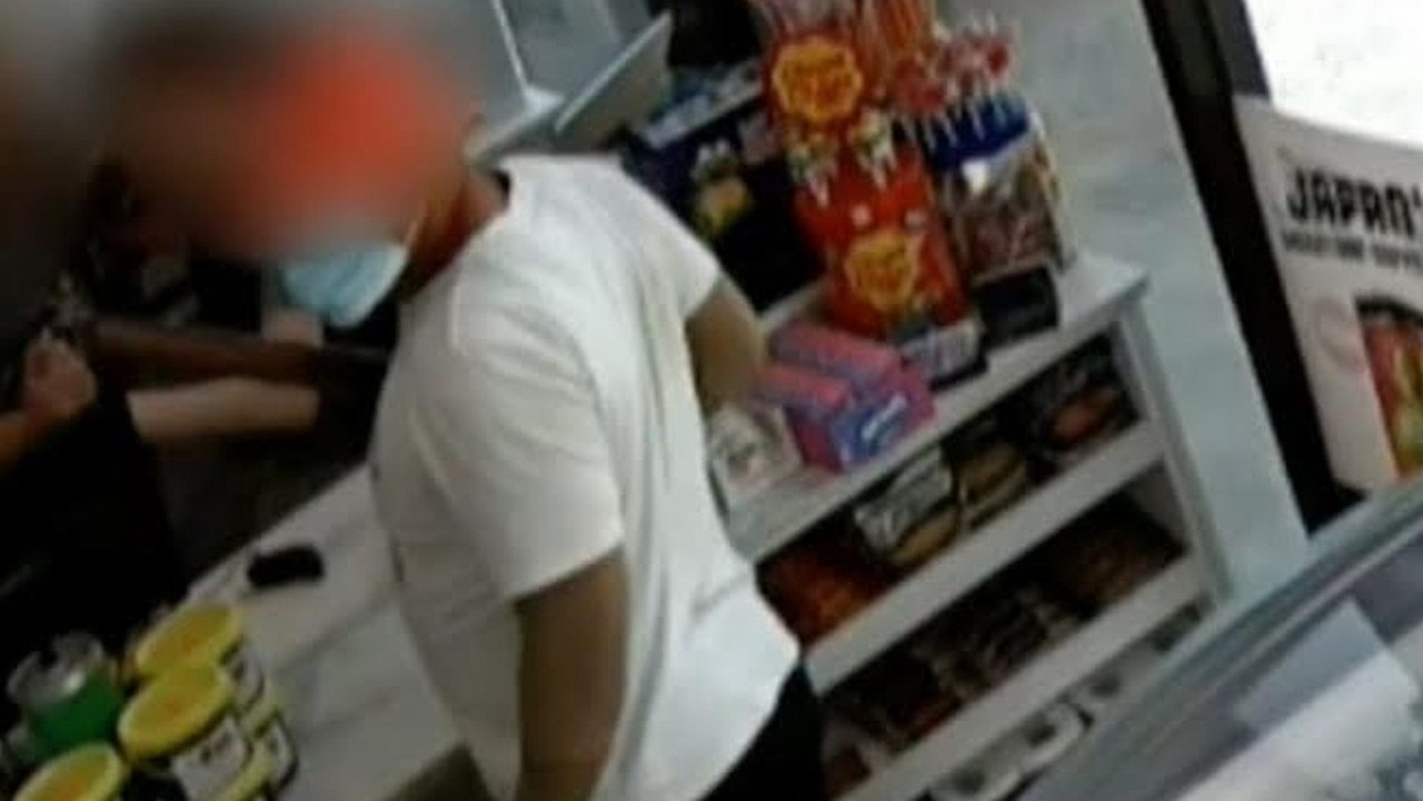 戴着橙色渔夫帽的男人大步走向柜台。 图片来源：9News