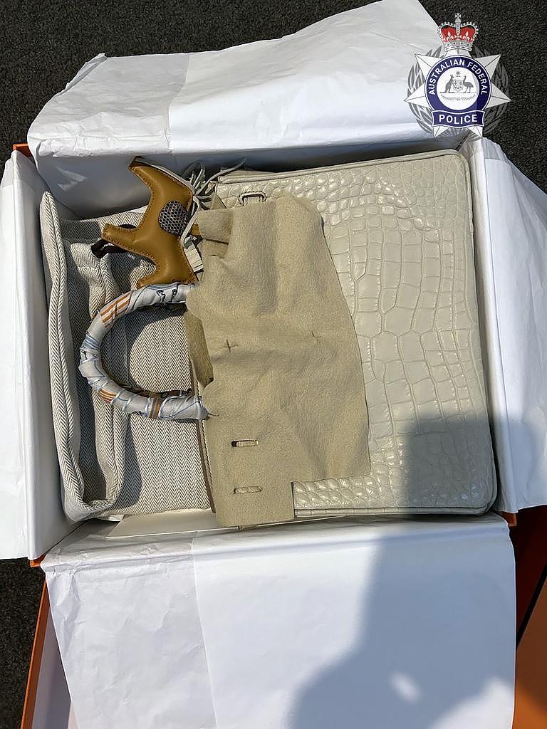 法新社墨尔本搜查令中查获的爱马仕包包。 图片：提供