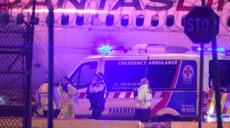 澳航驾驶舱传出“异常气味”！医护人员紧急出动，一人被送医（组图） - 2