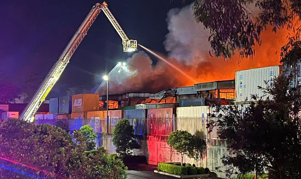 西悉尼仓库凌晨突发大火，上百名消防员赶抵现场救援！周边高速封闭（组图） - 2