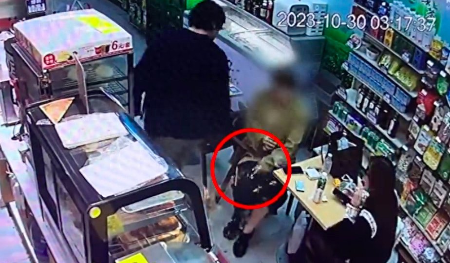河南女孩在便利店聊天突遭外籍男子泼剩饭！警方回应：正在处理（视频/图） - 1