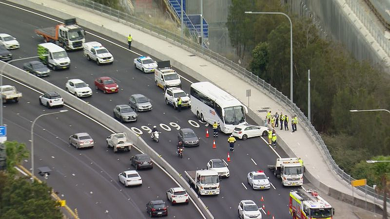 悉尼Anzac Bridge发生车祸！载30名学童巴士与奔驰相撞，多条车道关闭（组图） - 4
