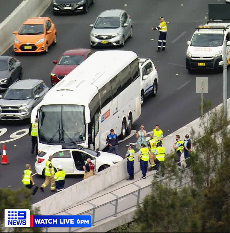 悉尼Anzac Bridge发生车祸！载30名学童巴士与奔驰相撞，多条车道关闭（组图） - 1