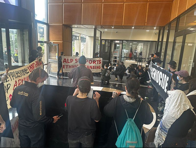 亲巴勒斯坦抗议者冲进澳国防部长办公室，吁政府撤回对以所有支持（视频/组图） - 5