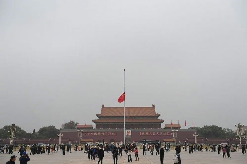 据中国官媒报道天安门等地为李克强下半旗志哀。