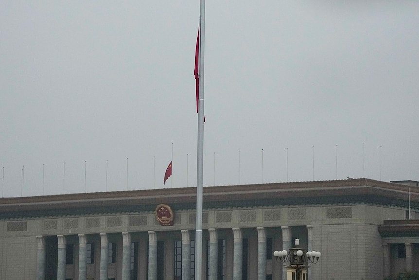在人民大会堂屋顶上的国旗也下了半旗。