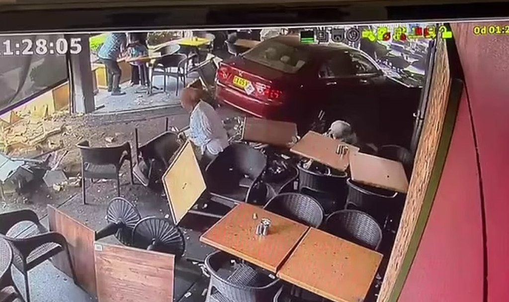 汽车冲进悉尼咖啡馆！食客遭正面撞击，多人受伤送医（视频/组图） - 2