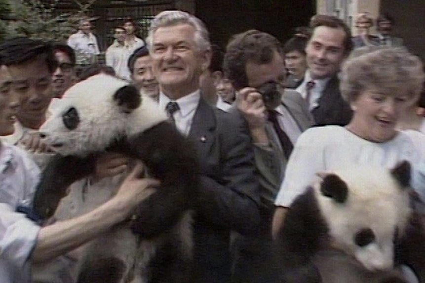 怀抱熊猫的欧裔中年男子