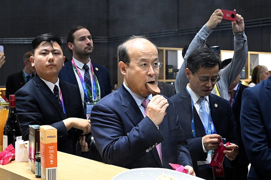 中国驻澳大利亚大使肖千在进博会澳大利亚企业摊位前品尝冰淇淋。