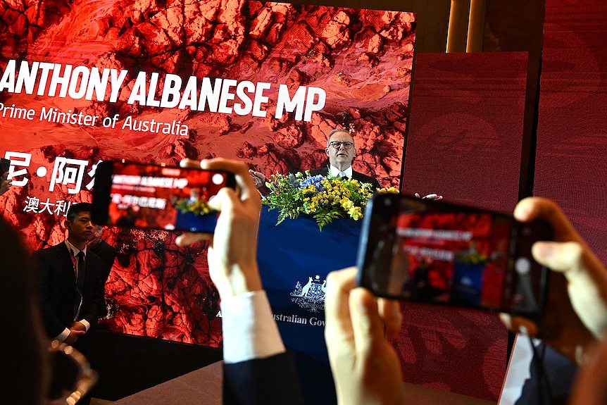 在上海参加活动的澳大利亚总理阿尔巴尼斯成为了当地澳大利亚人社区的焦点。