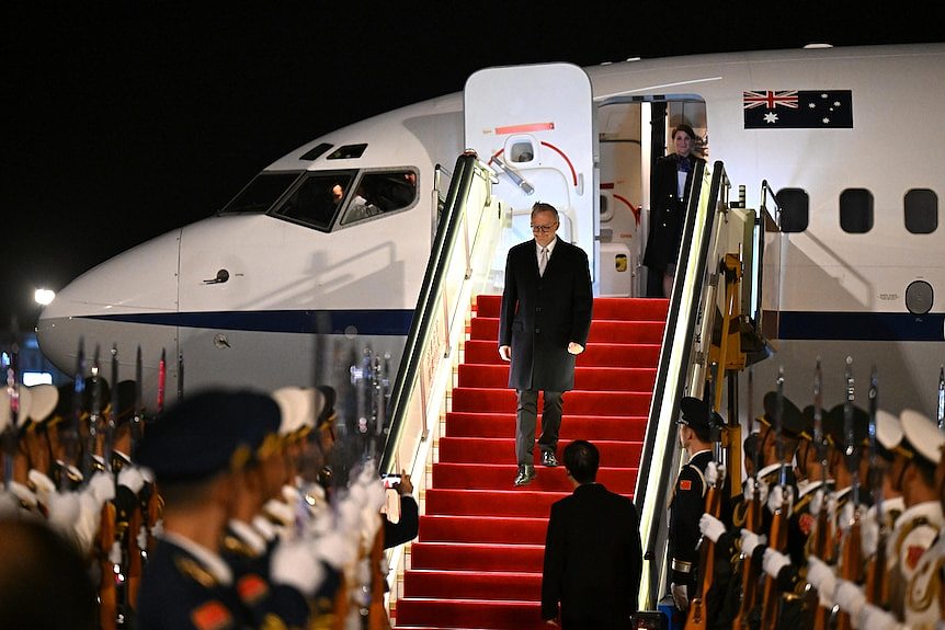 澳大利亚总理阿尔巴尼斯周日晚从上海抵达北京。