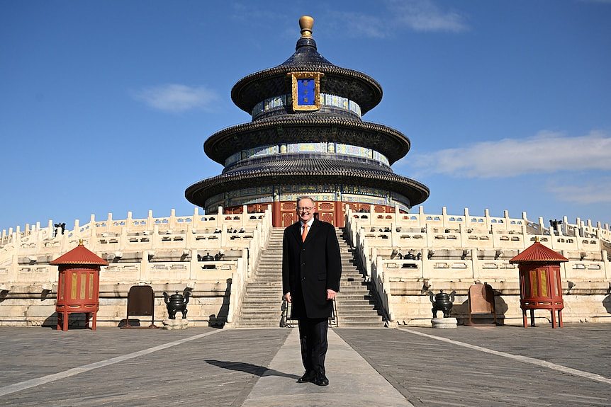 阿尔巴尼斯总理参观位于北京市中心的天坛，并站在祈年殿前拍照。