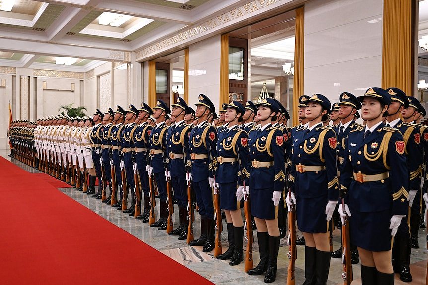 欢迎仪式上中国海陆空三军仪仗队。