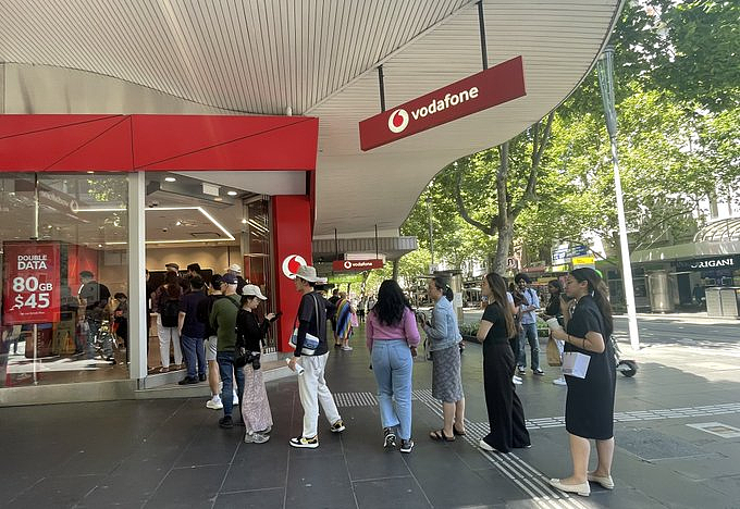 大量用户涌向Optus商店讨说法！悉尼门店爆发斗殴， Telstra和Vodaphone门口排起长队（组图） - 3
