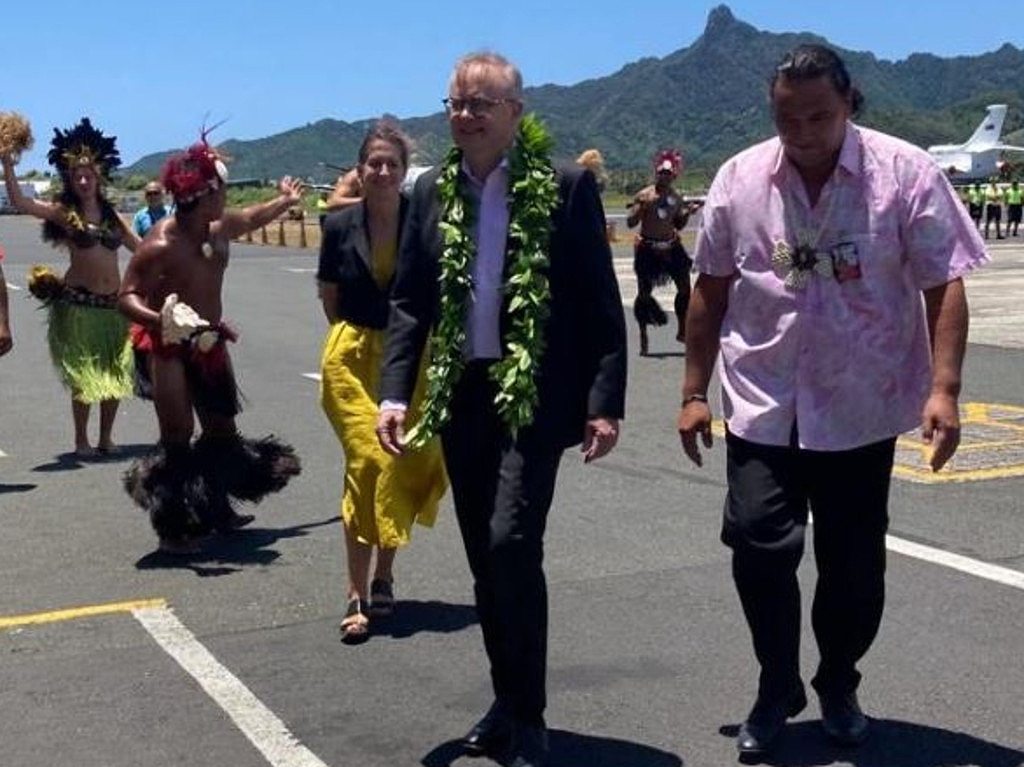 总理安东尼·阿尔巴内塞抵达拉罗汤加。