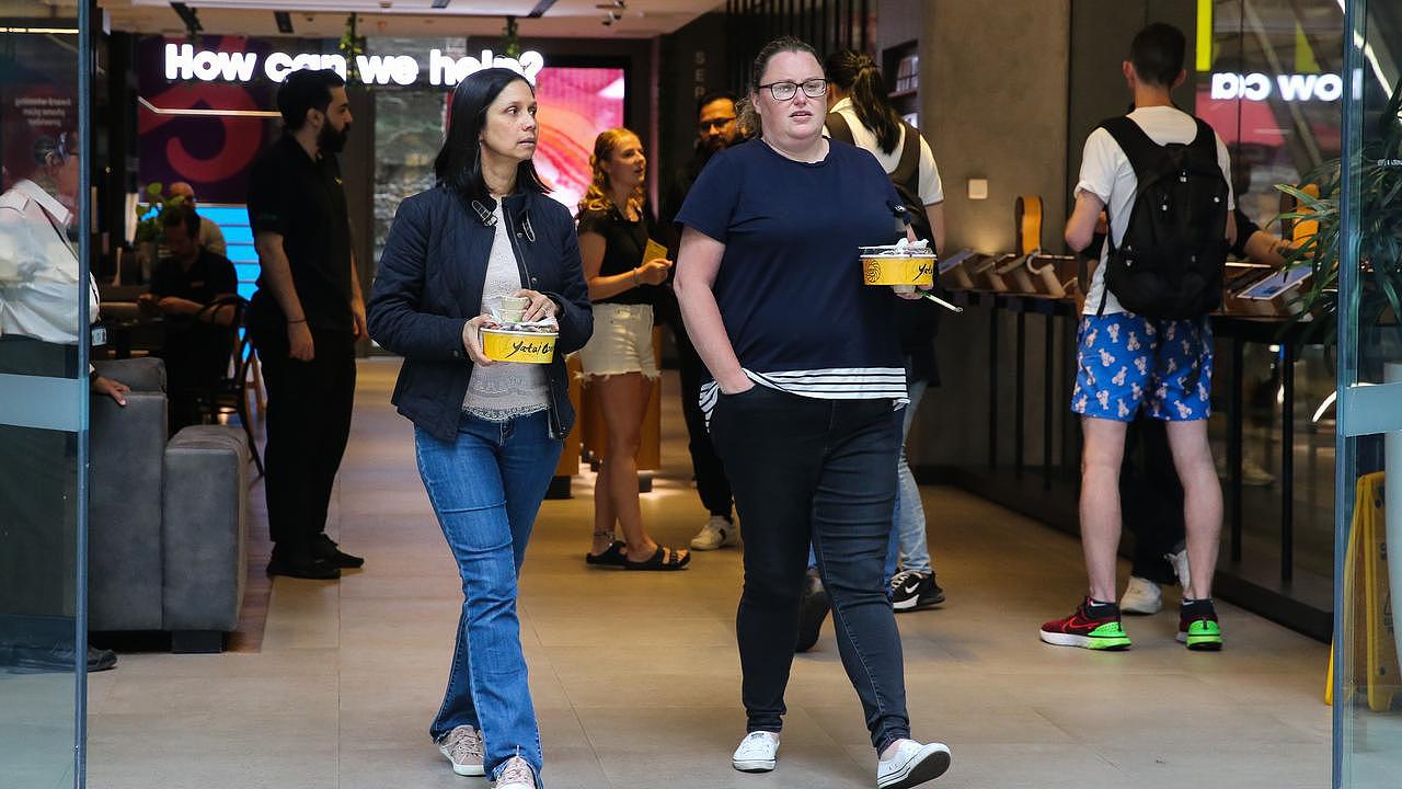 不满的顾客离开悉尼中央商务区乔治街的 Optus 商店 照片来源：NCA Newswire/Gaye Gerard