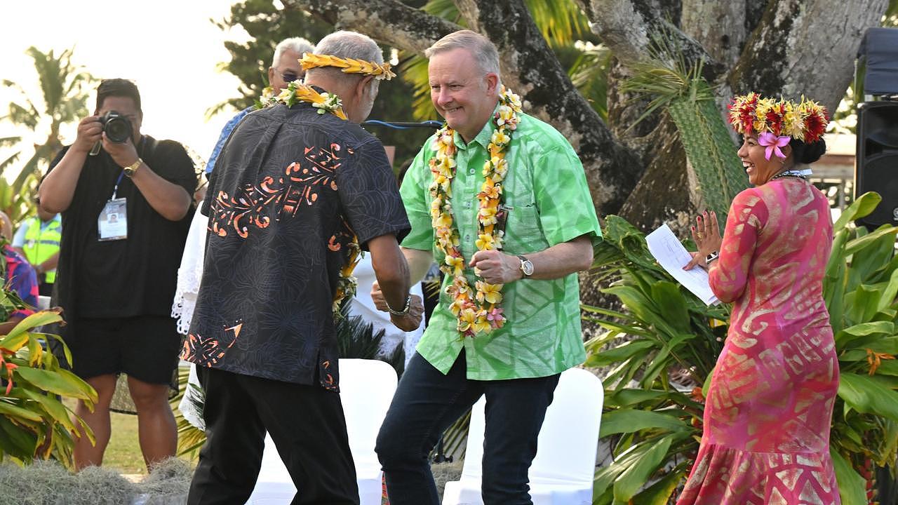 在库克群岛艾图塔基举行的太平洋岛屿论坛欢迎仪式上，安东尼·阿尔巴内塞总理在接受礼物前跳舞。 （AAP 图片/Mick Tsikas）
