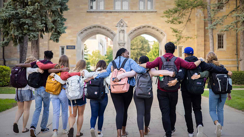 stthomas-oiss-international-students-walk-in-front-of-arches.jpg,0