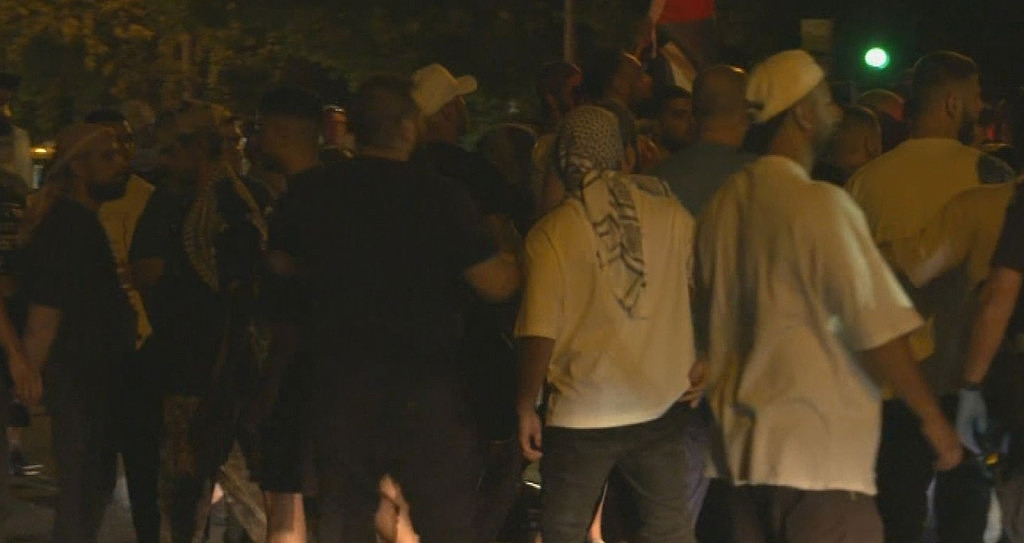 墨尔本街头爆发“巴以冲突”！数百人对峙引发混乱，警方用辣椒水驱散抗议者（组图） - 2