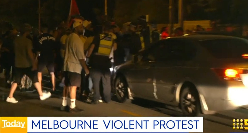 澳洲街头爆发“巴以冲突”！数百人对峙引发混乱，警方用辣椒水驱散抗议者（视频/组图） - 10