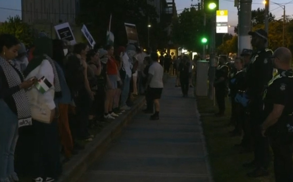 澳洲街头爆发“巴以冲突”！数百人对峙引发混乱，警方用辣椒水驱散抗议者（视频/组图） - 3