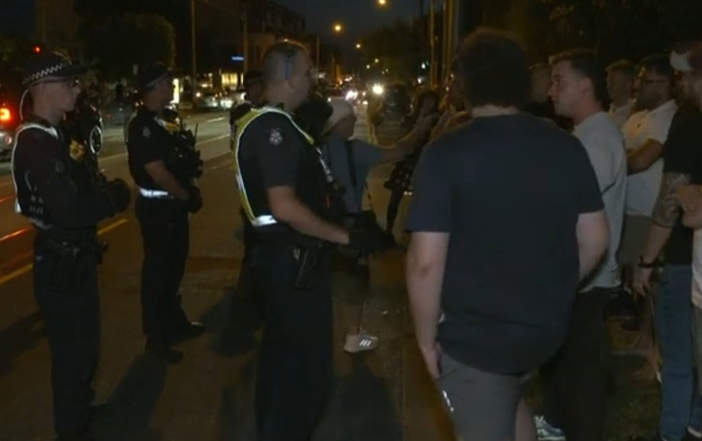 澳洲街头爆发“巴以冲突”！数百人对峙引发混乱，警方用辣椒水驱散抗议者（视频/组图） - 9