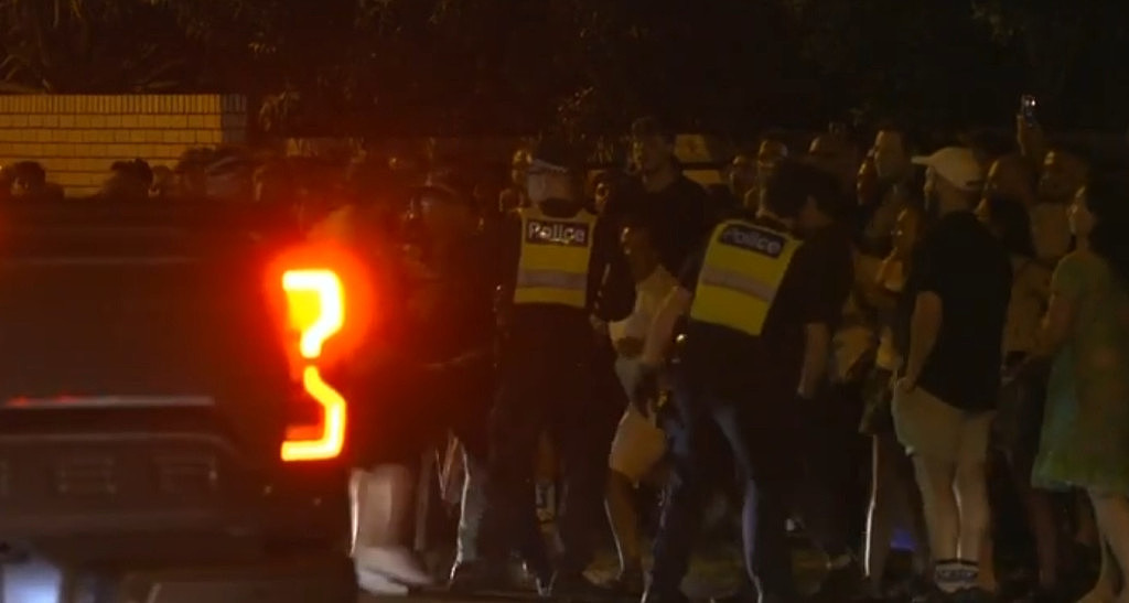 澳洲街头爆发“巴以冲突”！数百人对峙引发混乱，警方用辣椒水驱散抗议者（视频/组图） - 11