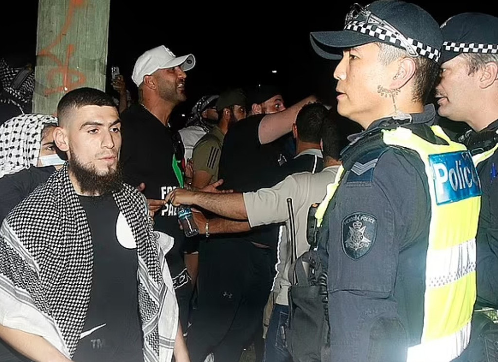 澳洲街头爆发“巴以冲突”！数百人对峙引发混乱，警方用辣椒水驱散抗议者（视频/组图） - 7