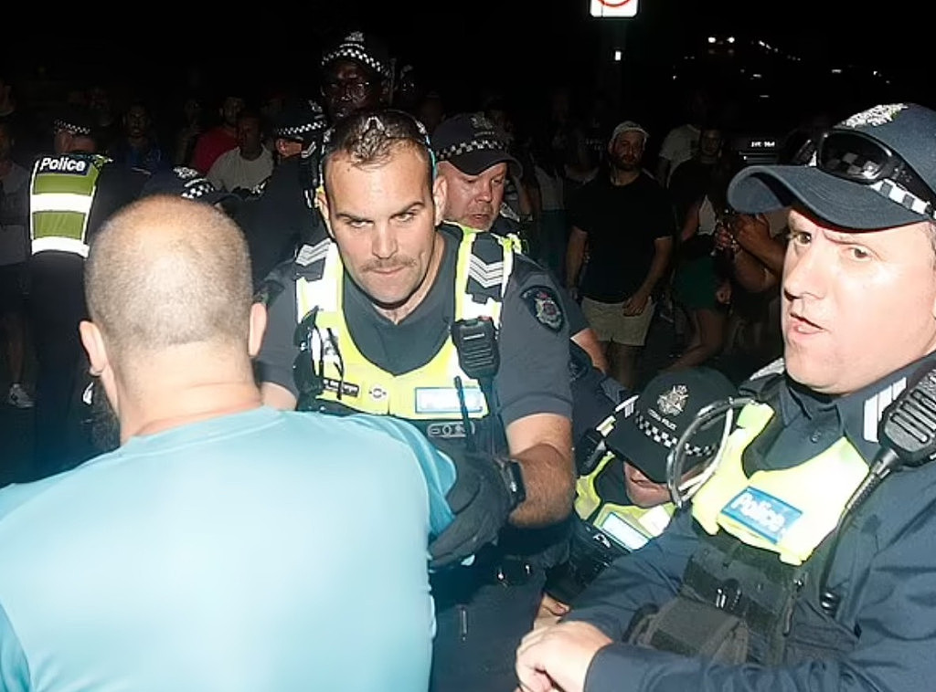澳洲街头爆发“巴以冲突”！数百人对峙引发混乱，警方用辣椒水驱散抗议者（视频/组图） - 8