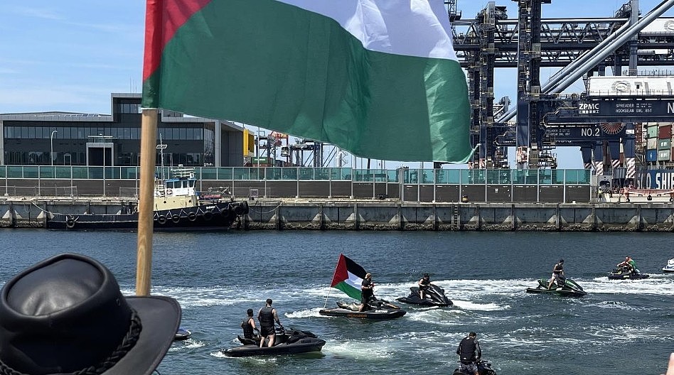 悉尼再爆亲巴勒斯坦集会！抗议者聚集港口，有人跳下水阻止以色列货船靠岸（组图） - 3