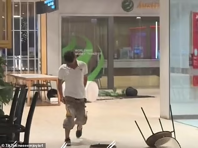 男子大闹悉尼商场，扔桌椅砸盆栽，现场一地狼藉！路人：他疯了，快报警（视频/组图） - 2