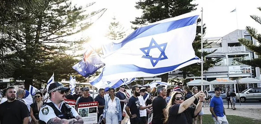 悉尼街头险些上演“巴以冲突”！巴勒斯坦支持者在犹太社区游行，双方发生对峙（组图） - 4