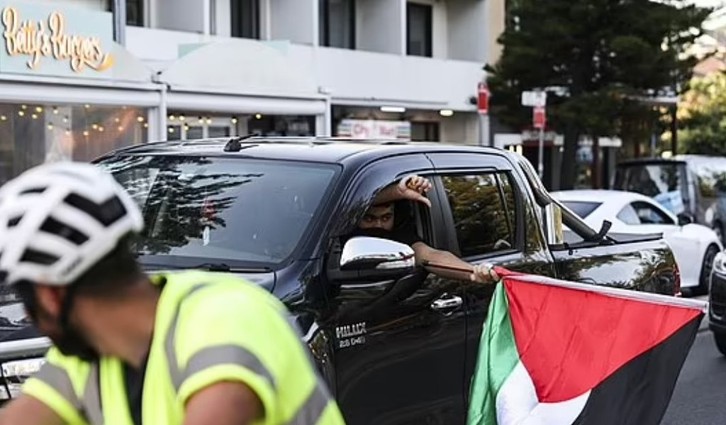 悉尼街头险些上演“巴以冲突”！巴勒斯坦支持者在犹太社区游行，双方发生对峙（组图） - 6