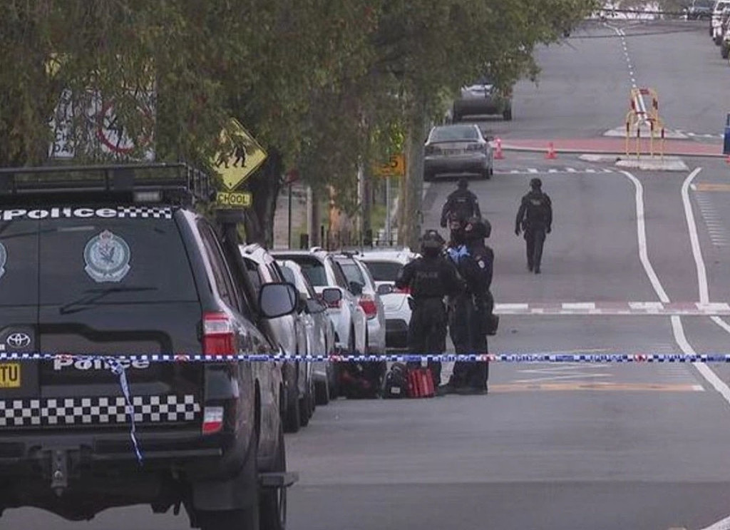 悉尼发生群殴事件！警方用电锯突袭民宅，2男被泰瑟枪“放倒”后遭捕（图） - 3