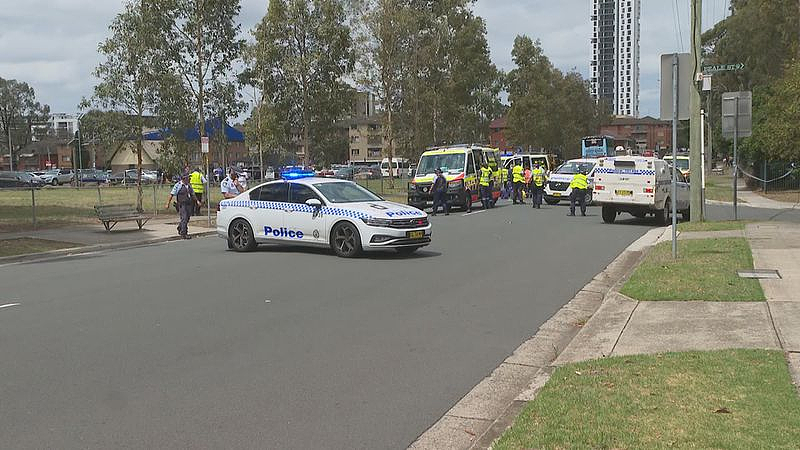 悲剧！悉尼63岁男子被巴士撞倒，当场死亡，车头严重受损（组图） - 3