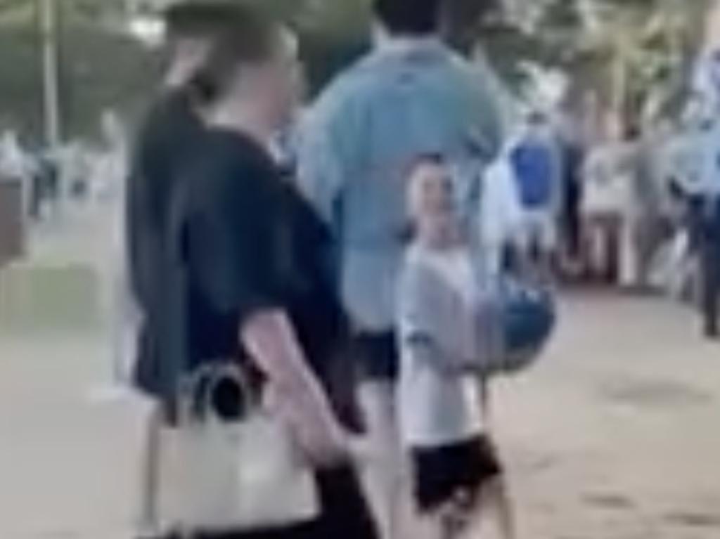 在悉尼举行的亲巴勒斯坦集会后，一名妇女和一名儿童高喊“f***犹太人”。 图片：澳大利亚犹太协会。