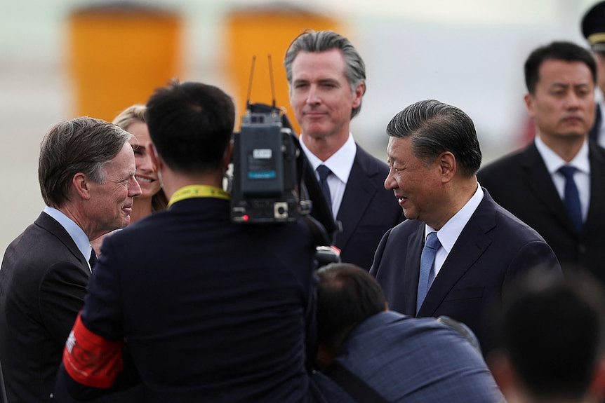 刚刚访问完中国的加州州长纽森也到机场迎接习近平一行。