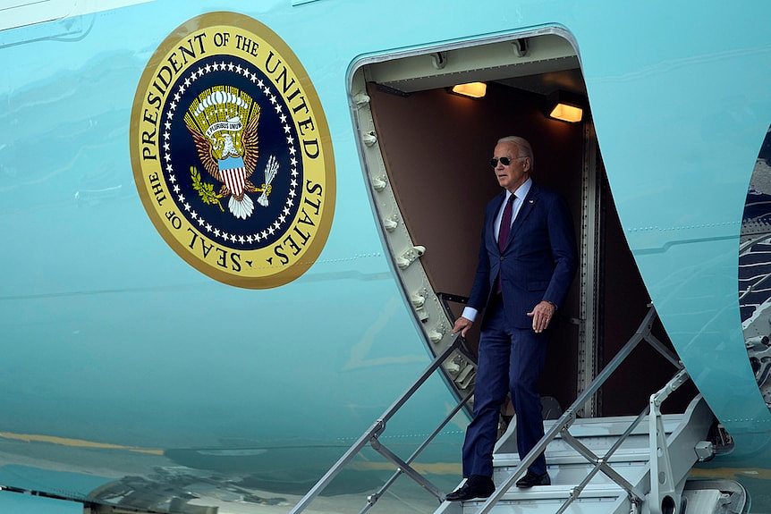 稍早，美国总统拜登也乘坐空军一号抵达旧金山。