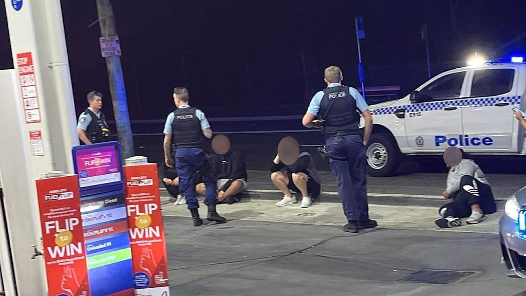 悉尼加油站发生冲突！犹太男子遭4名手持巴勒斯坦国旗青少年威胁，后视镜被砸（视频/组图） - 11