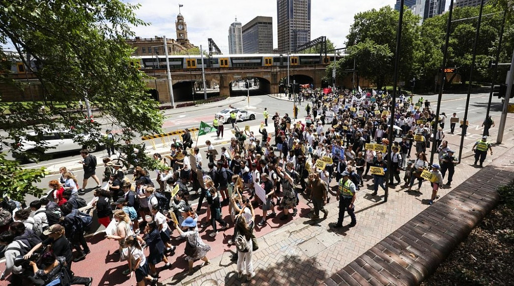 澳多地爆发抗议游行！数千学生罢课走上街头，呼吁政府应对气候变化（组图） - 6