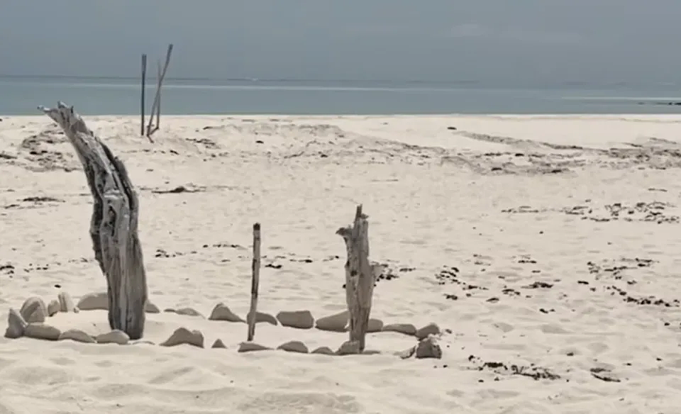 阴森又诡异！西澳海滩出现人类坟墓，疑与渔民失踪有关，多个推测细思极恐（组图） - 3