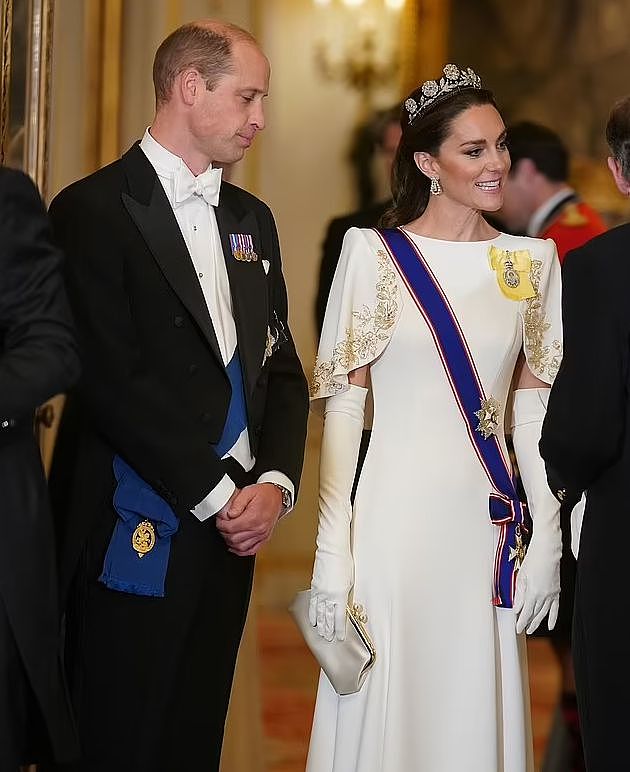 凯特将百年皇冠戴在头顶而非额头，专家：美丽以新的方式代代相传（组图） - 4